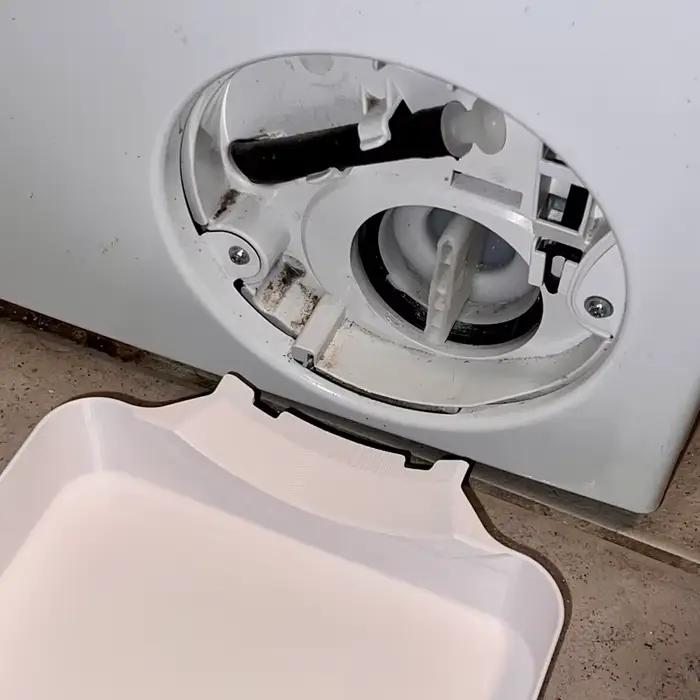 Le bac de récupération d'eau à la sortie de la machine à laver peut collecter les résidus