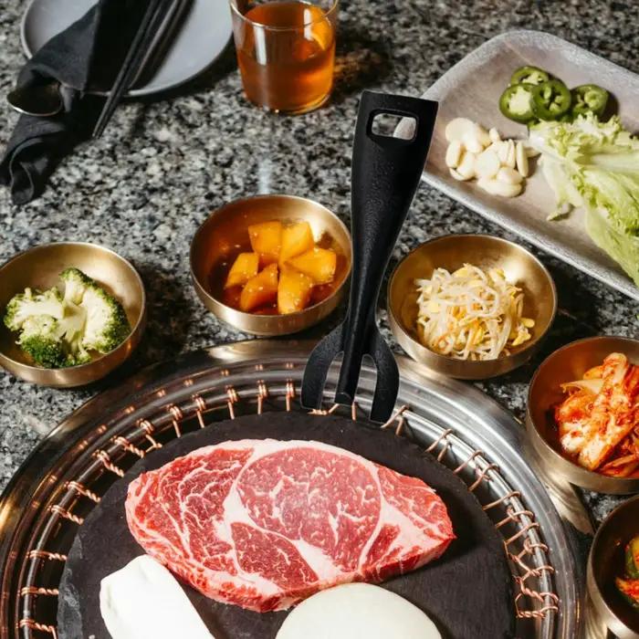 Plateau à steak de taille personnelle avec base en bois, viande scintillante