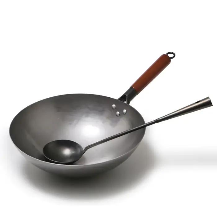 Wok traditionnel chinois en fer, grand Wok fait à la main et manche en bois, poêle antiadhésive pour cuisinière à gaz, ustensiles de cuisine, Pot en fer, nouveauté 2023