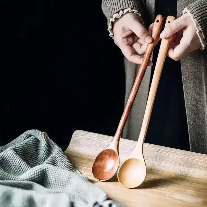 Longue cuillère à remuer en bois