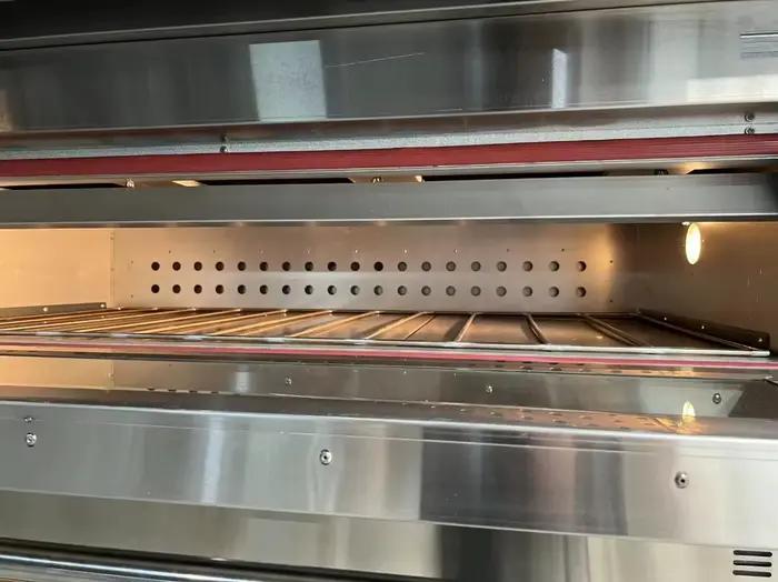 Four à pizza et à gâteaux au gaz industriel avec machine à cuire sur pierre pour équipement de boulangerie